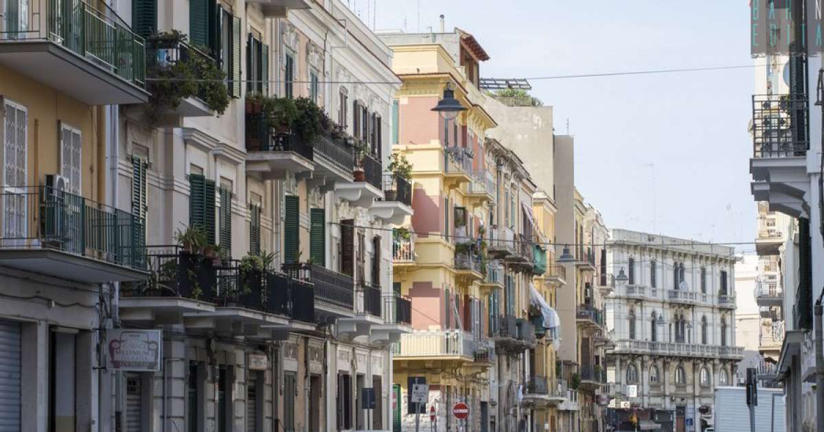Il rione Madonnella, dove tra bassi e colorati palazzi sopravvive la Bari di inizio 900 